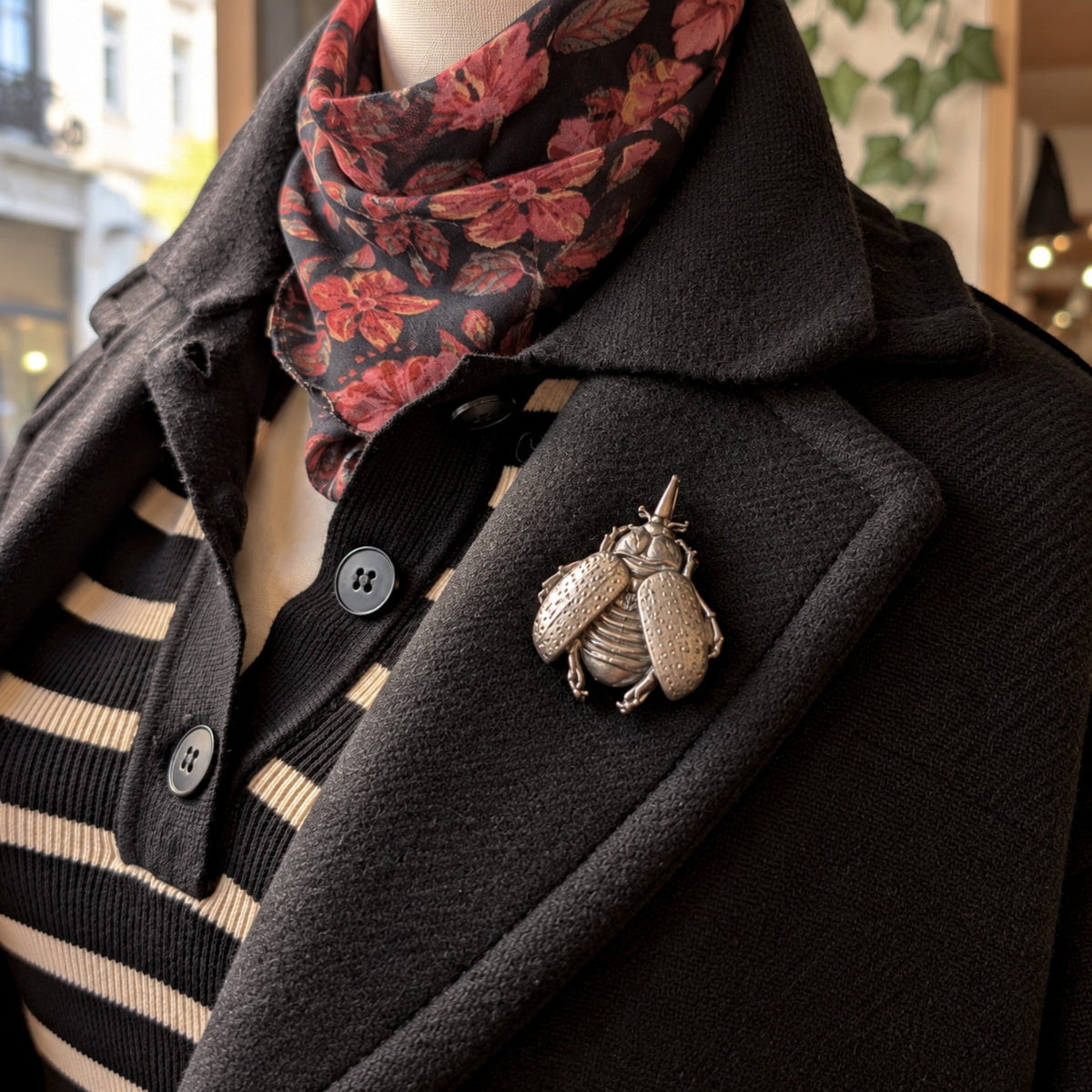 Broche insecte scarabée Création MOUNS en détail