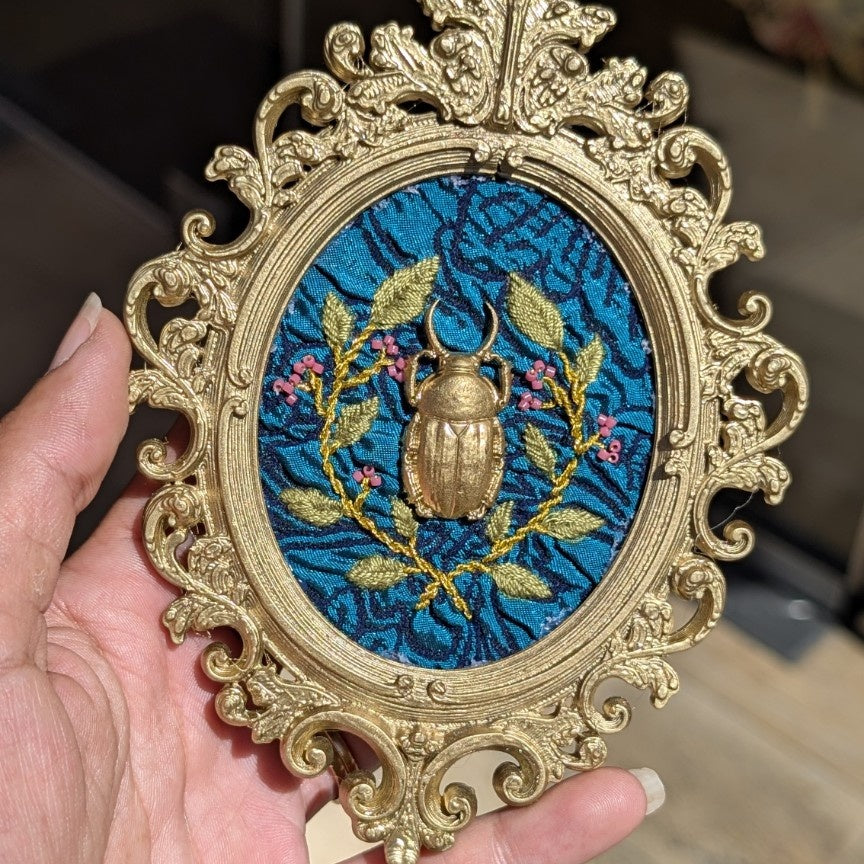 Le Scarabée Bleu – cadre brodé artisanal MOUNS