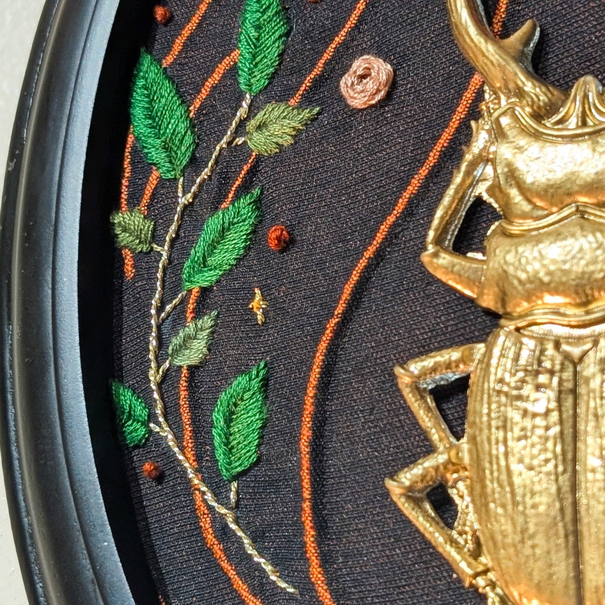 Détail de la broderie ancienne faite à la main sur tissu Dutel