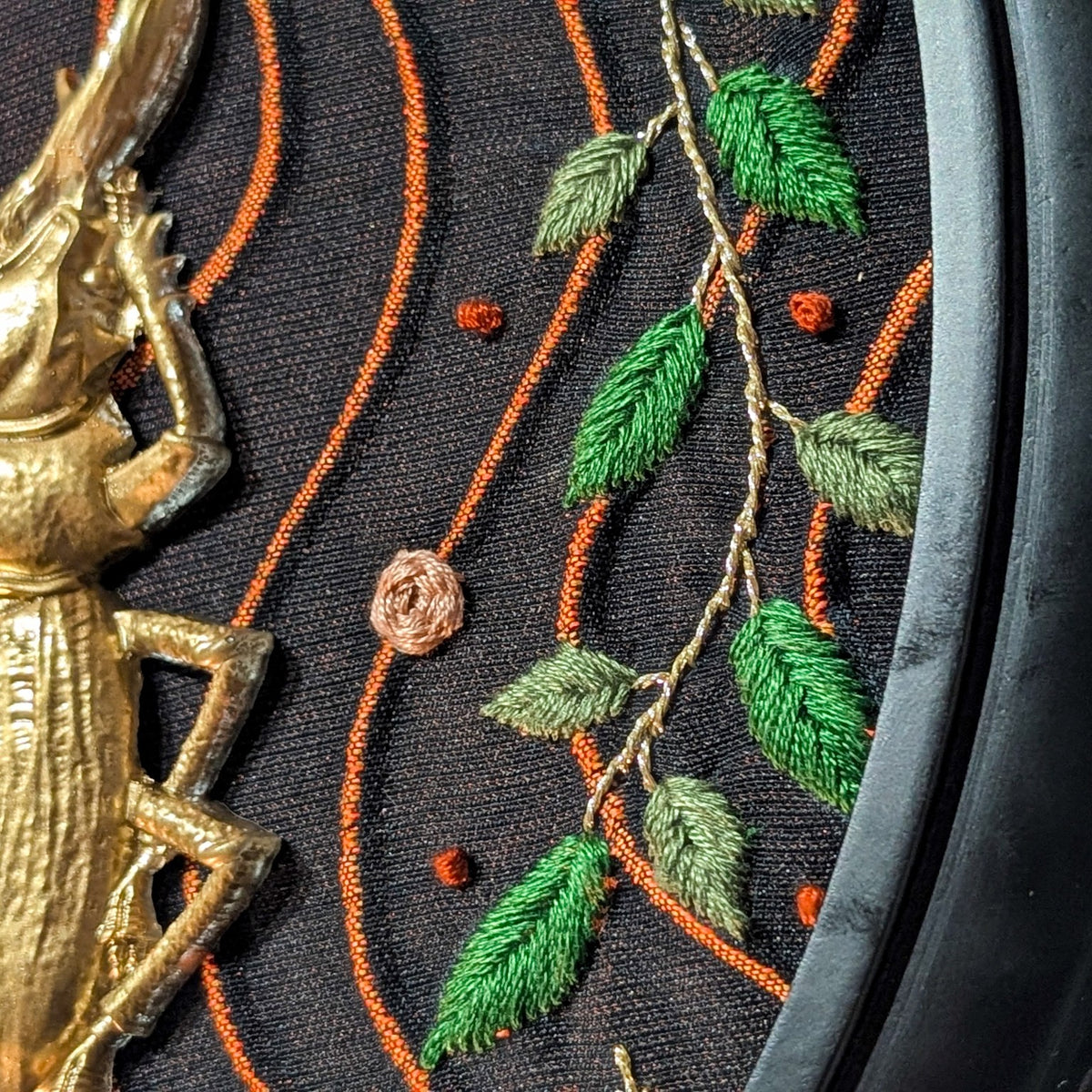 Cadre brodé artisanal avec scarabée doré, feuillage et fleurs sur tissu ancien Dutel